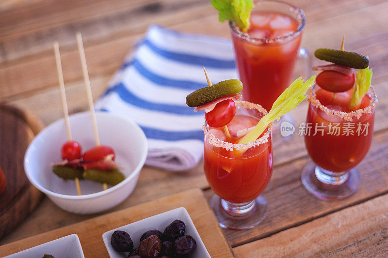 血腥玛丽鸡尾酒杯配零食