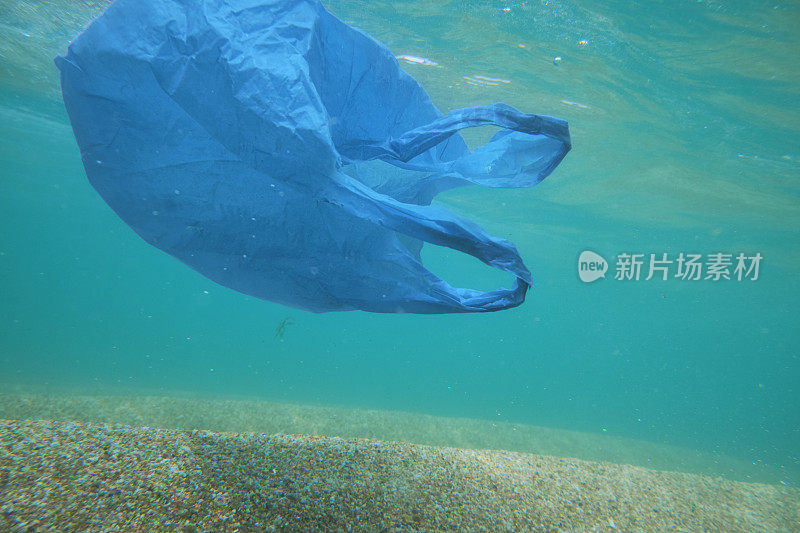 一次性塑料袋漂浮在海底。