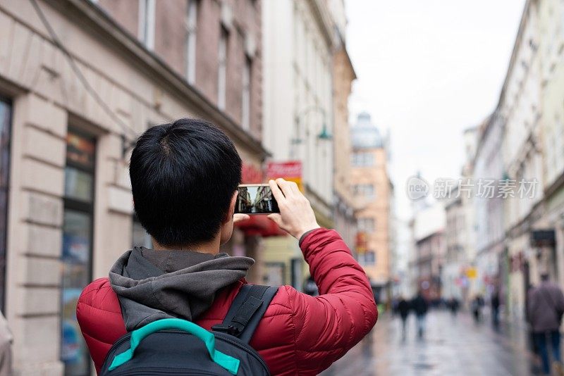 旅行者在为他的目的地拍照