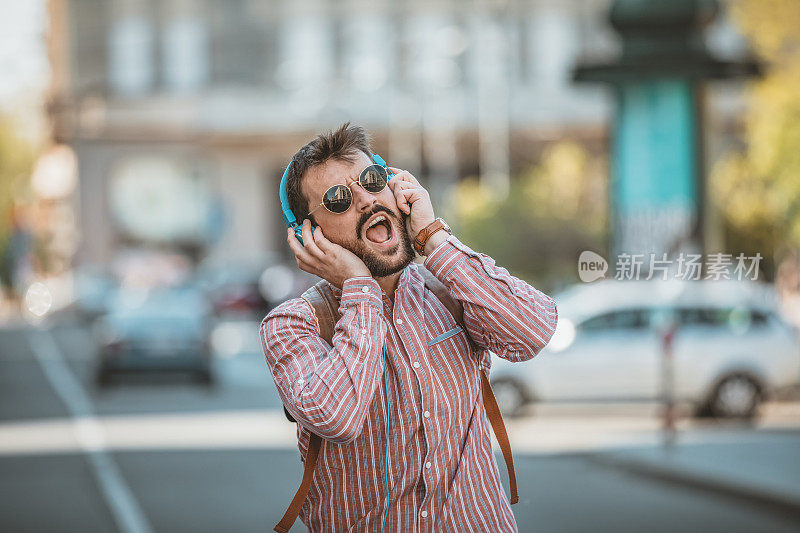 一个年轻人在城市的路上跳舞