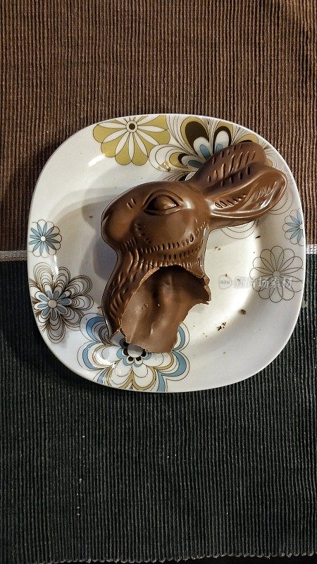 吃了一半巧克力的复活节兔子