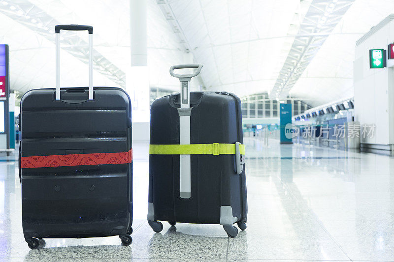 两件行李在机场候机厅。
