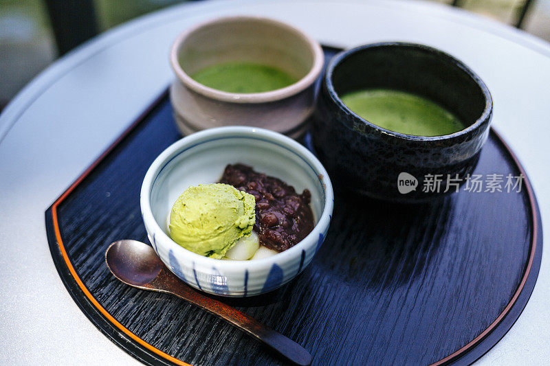 典型的日本甜品配抹茶绿茶。