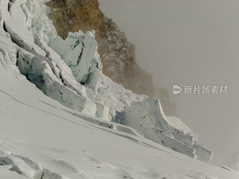 陡峭的山边。雄伟的瑞士阿尔卑斯山