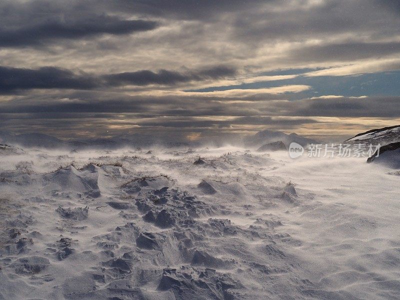 在挪威的山顶吹雪