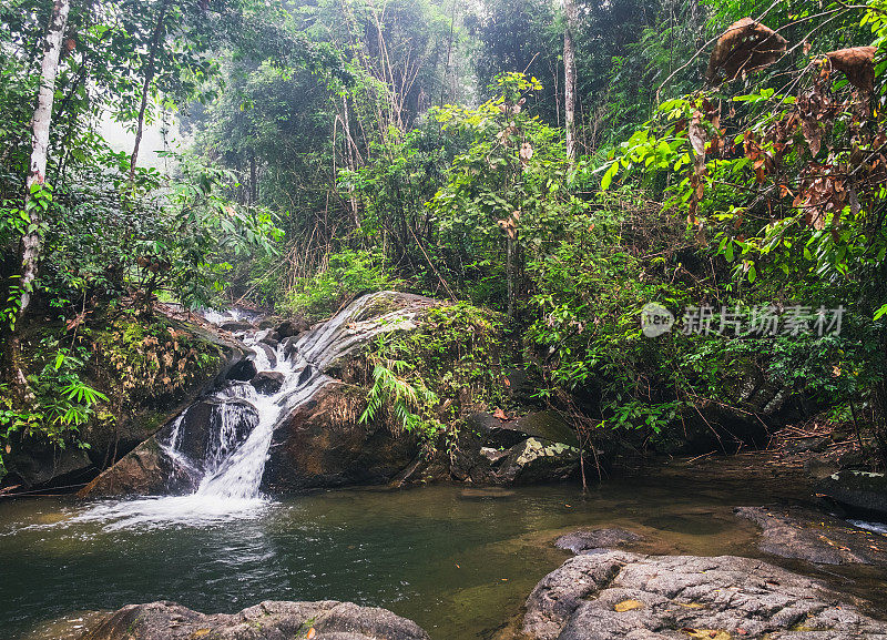 泰国考腊林茹国家公园的瀑布