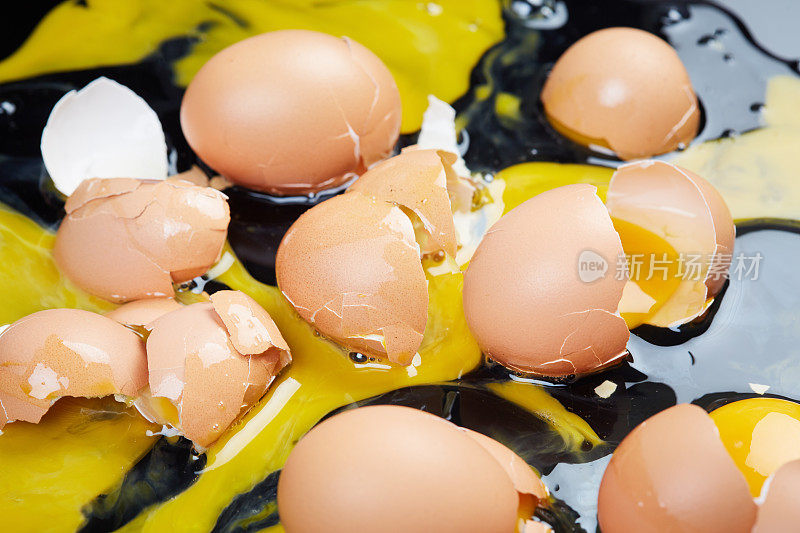 事故特写:掉在地上的鸡蛋摔碎了
