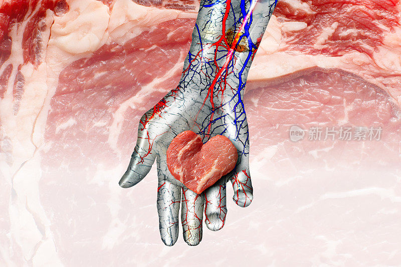 心形的人造肉被放置在金属机器人的手掌上。背景是红色牛肉。