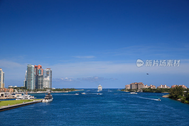 2019年7月27日:海岸警卫队船只在迈阿密港巡逻