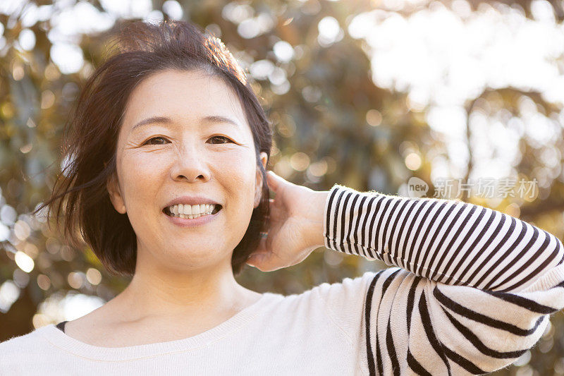 微笑的女人在户外