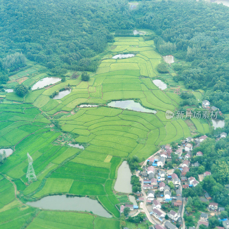 田野和村庄鸟瞰图