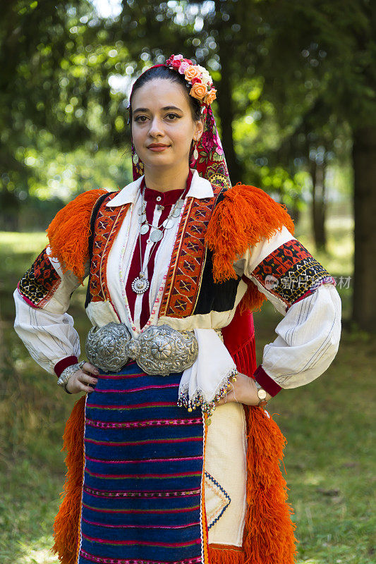 穿着传统民族服装的妇女。