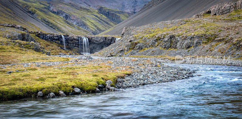 冰岛溪流上的瀑布
