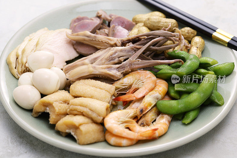 传统的上海夏日美食。肉和蔬菜浸泡在陈年的中国酒糟卤水中。