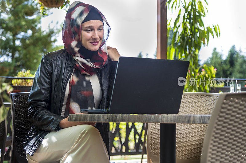 一位迷人的穆斯林女学生在网上和她的亲戚聊天