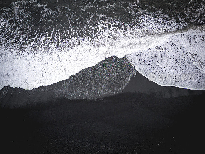 冰岛黑沙滩的俯视图