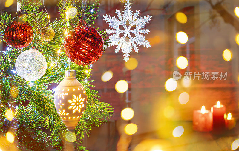 圣诞冷杉树背景与小玩意，雪花和发光
