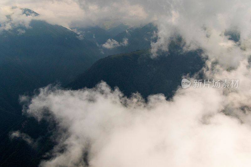 草木草木图舍蒂山的风景被云层覆盖