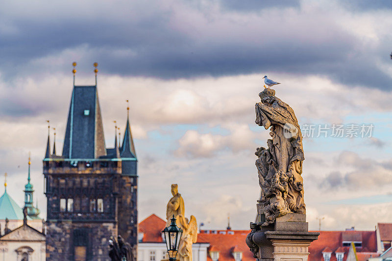 捷克共和国布拉格，查尔斯桥和小城桥塔上的雕像