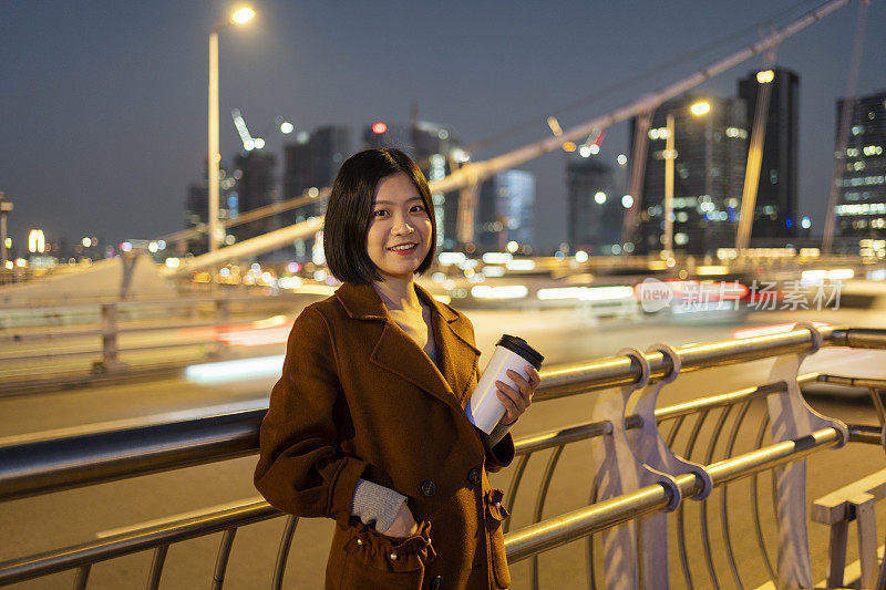 在桥上自信地看着镜头的亚洲妇女