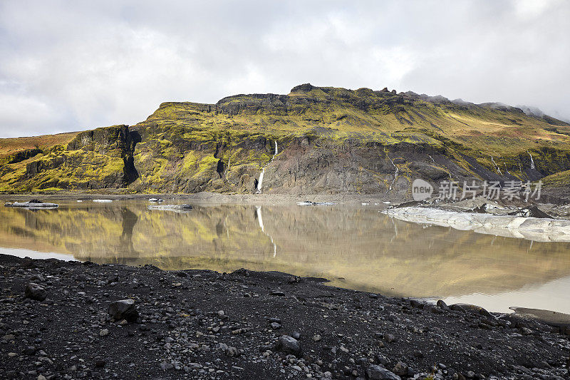 Sólheimajökull冰岛南部的冰川泻湖和山脉