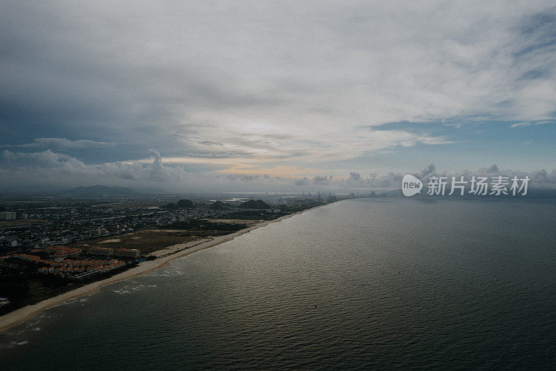 广视图的城市景观或岘港市在越南阴天与陆地除了开阔的海洋和云