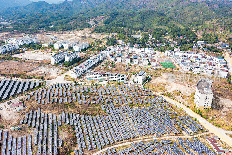 鸟瞰现代城镇和太阳能发电厂的侧面