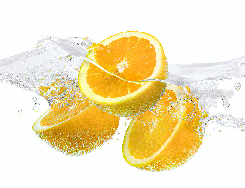 橘子落入水中，白色背景上溅起水花