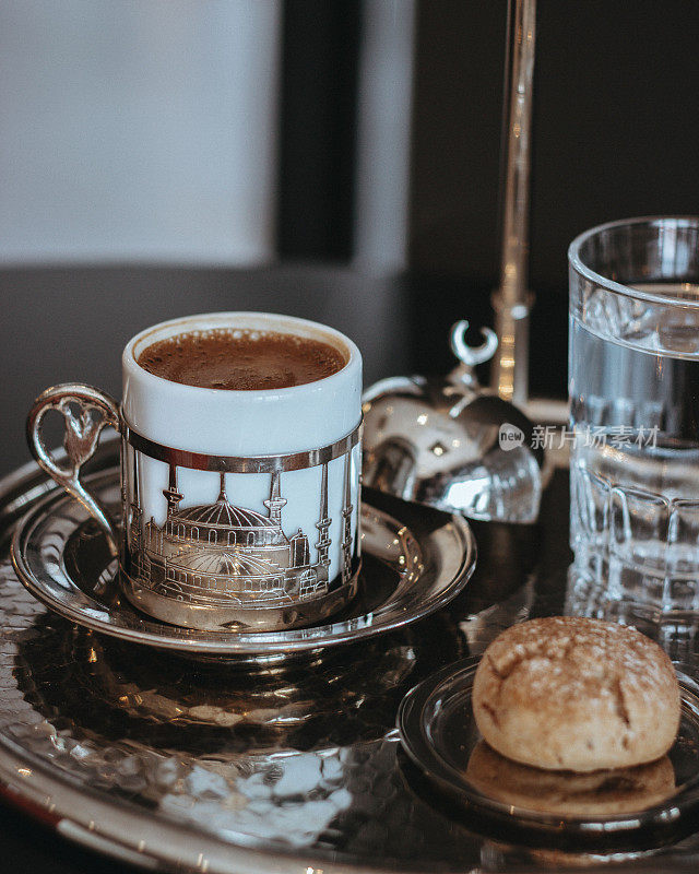 传统的土耳其咖啡杯和饼干服务，传统的浮雕金属托盘和杯子与土耳其咖啡和饼干，传统的咖啡概念