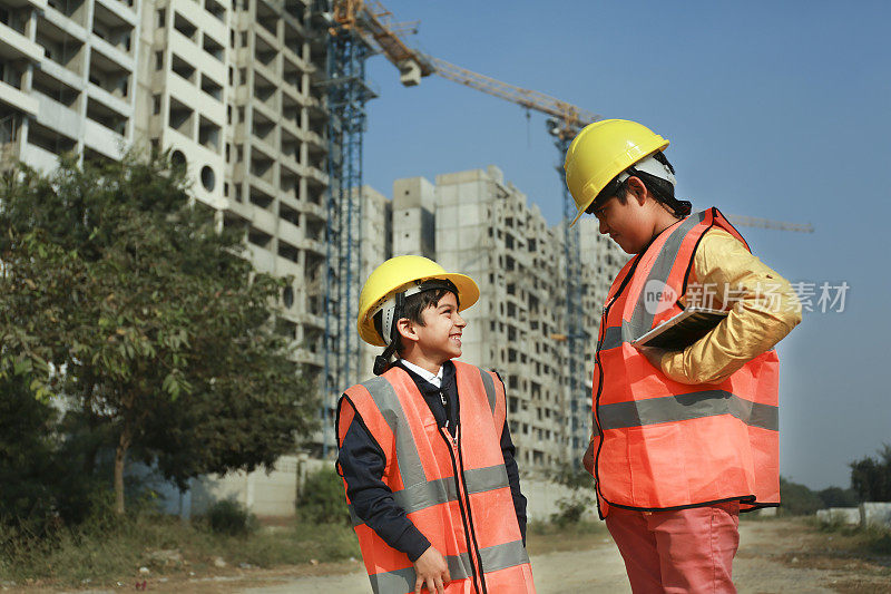 建筑工地附近的建筑师讨论