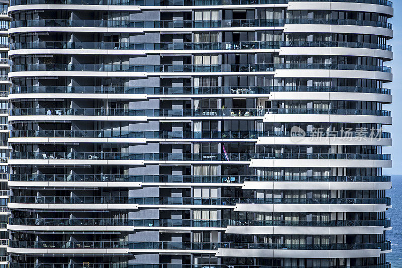澳大利亚黄金海岸11层高层公寓大楼的正面视图细节