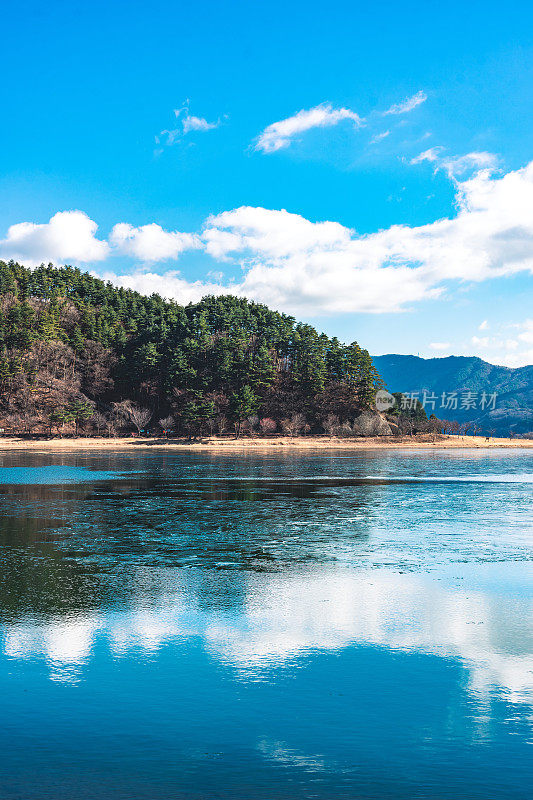 自然景观鸟瞰湖和山