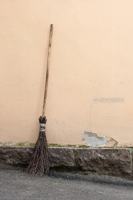 扫帚靠近老街墙