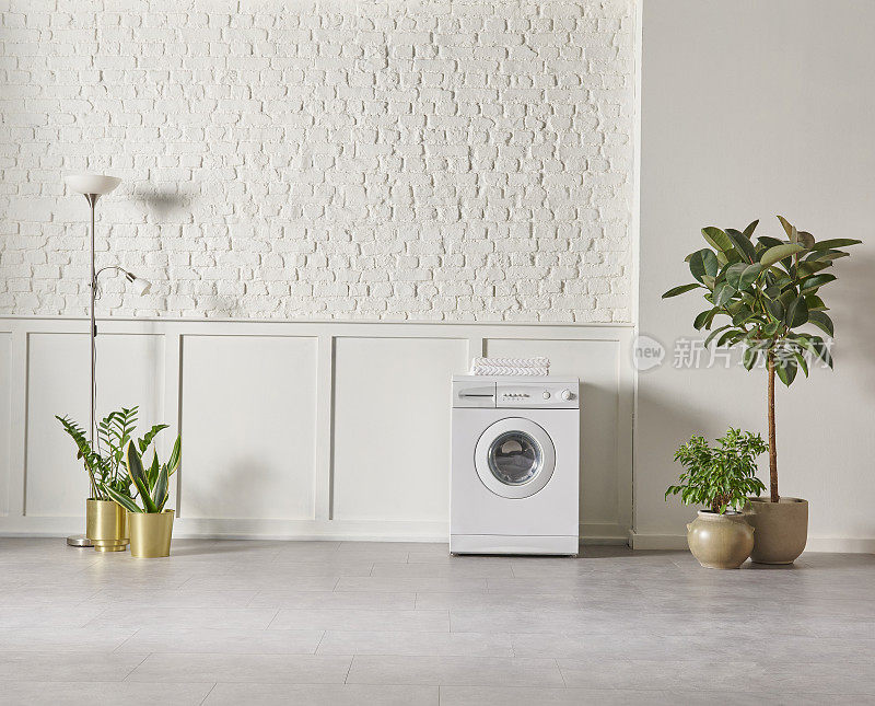 浴室洗衣机，白色砖墙背景，植物花瓶，橱柜和大理石地板，折叠屏风。