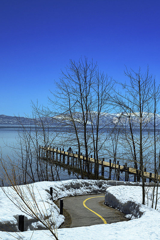 太浩湖和湖畔码头的冬季全景