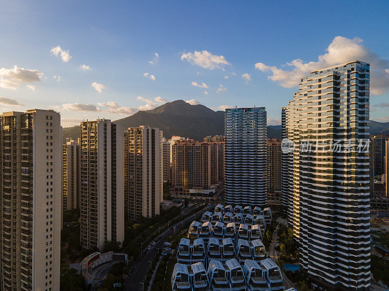 现代住宅区的傍晚