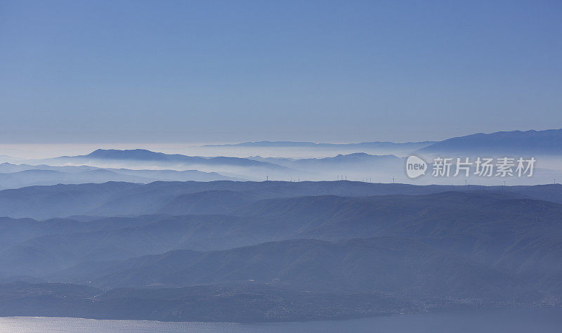 日出时地平线上的雾山在博德鲁姆火鸡附近