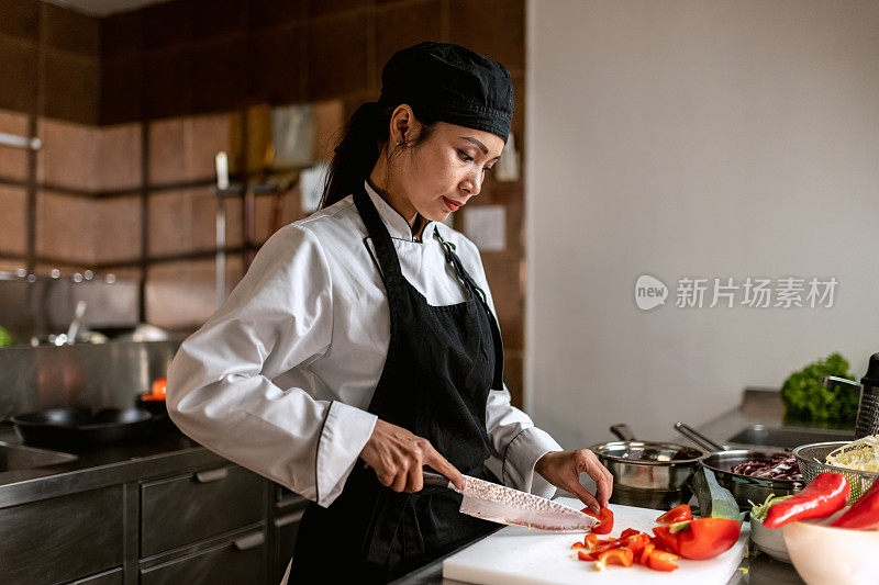 一个国际厨师在厨房的肖像。