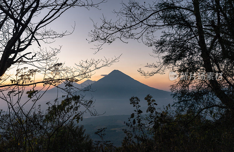 日落时分，危地马拉的阿卡特南戈火山和富埃戈火山