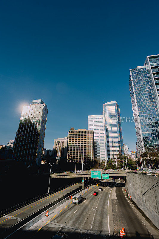 西雅图市区的天际线和州际高速公路