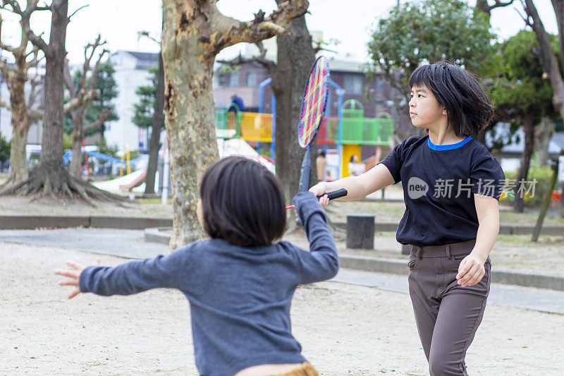 两个女孩在公园里打羽毛球