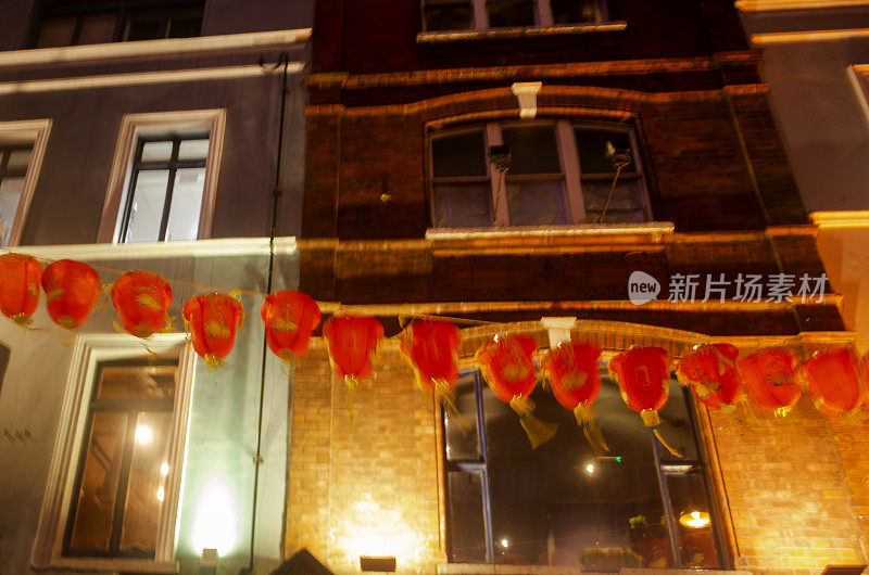 在英国伦敦的唐人街，五彩缤纷的圣诞装饰灯笼