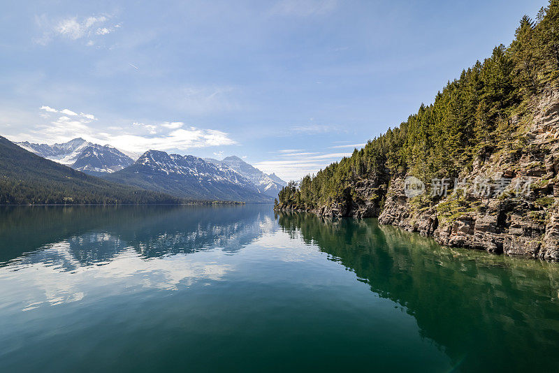 加拿大阿尔伯塔省沃特顿湖国家公园的沃特顿湖