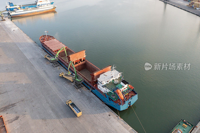 港口内装载出口小麦的敞舱货船。