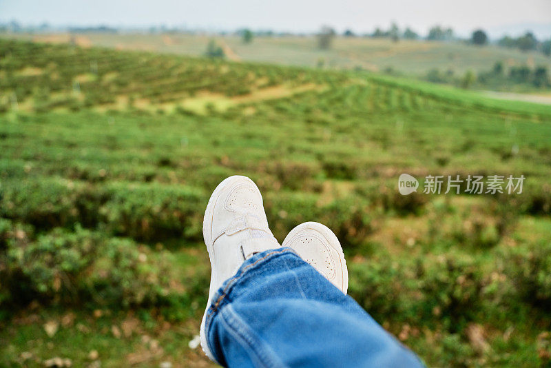 孩子旅行者坐在山上休息的观点。