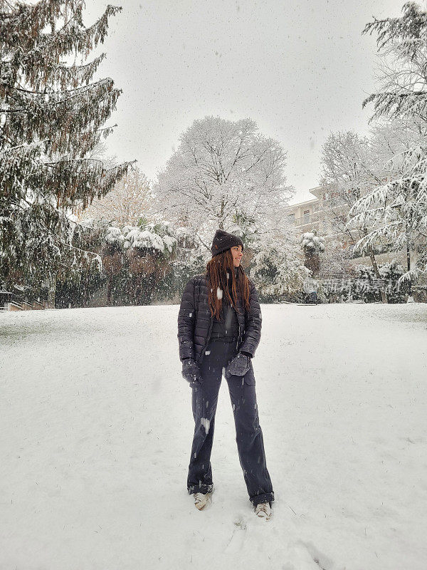 雪中的女孩