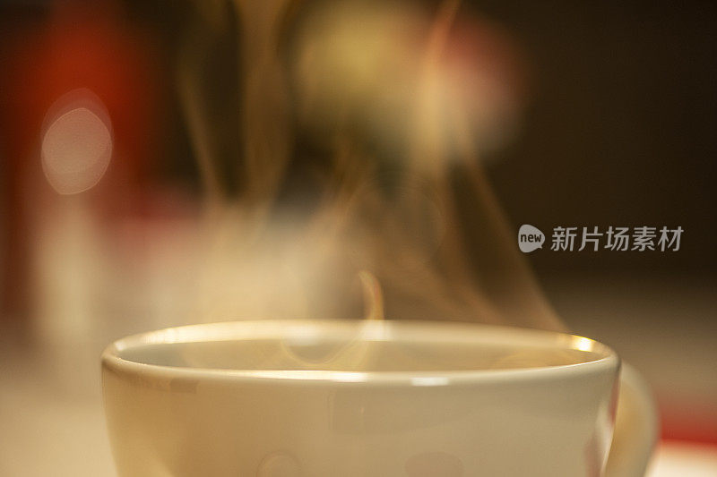 日出时分，餐厅里一杯热气腾腾的咖啡的特写镜头