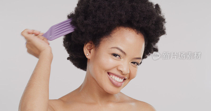 黑人妇女爆炸，肖像和梳子在头发护理治疗对灰色的工作室背景。快乐的非裔美国女性微笑在满意的发型工具，沙龙或梳理模型