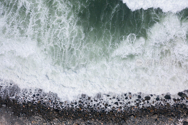 海浪和海边礁石