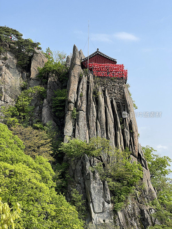 悬崖上的小佛寺